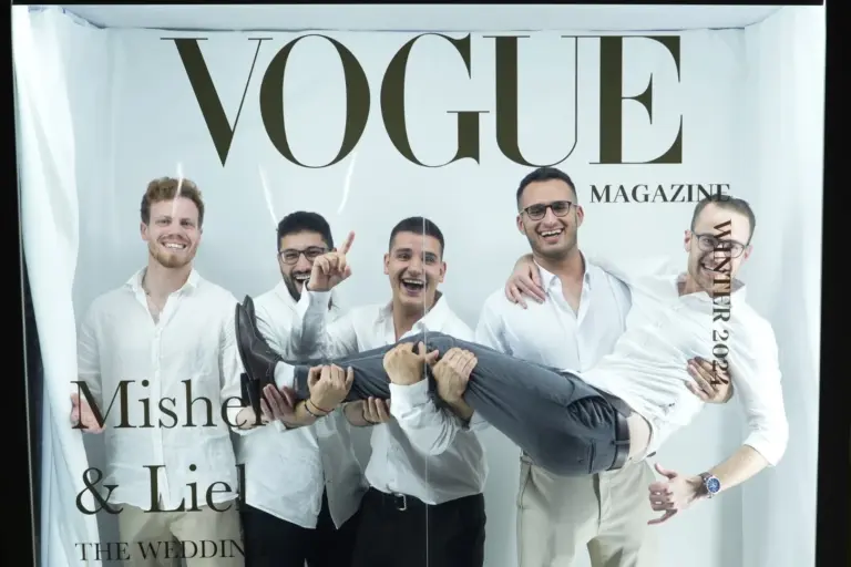 עמדת צילום ממותגת בסגנון מגזין VOGUE