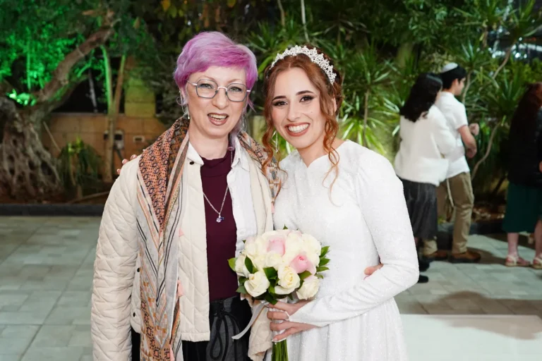 הכלה עם אמה בקבלת הפנים