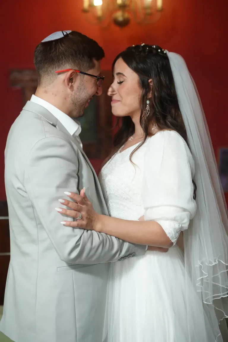 חתן וכלה מחובקים בצילומי זוג