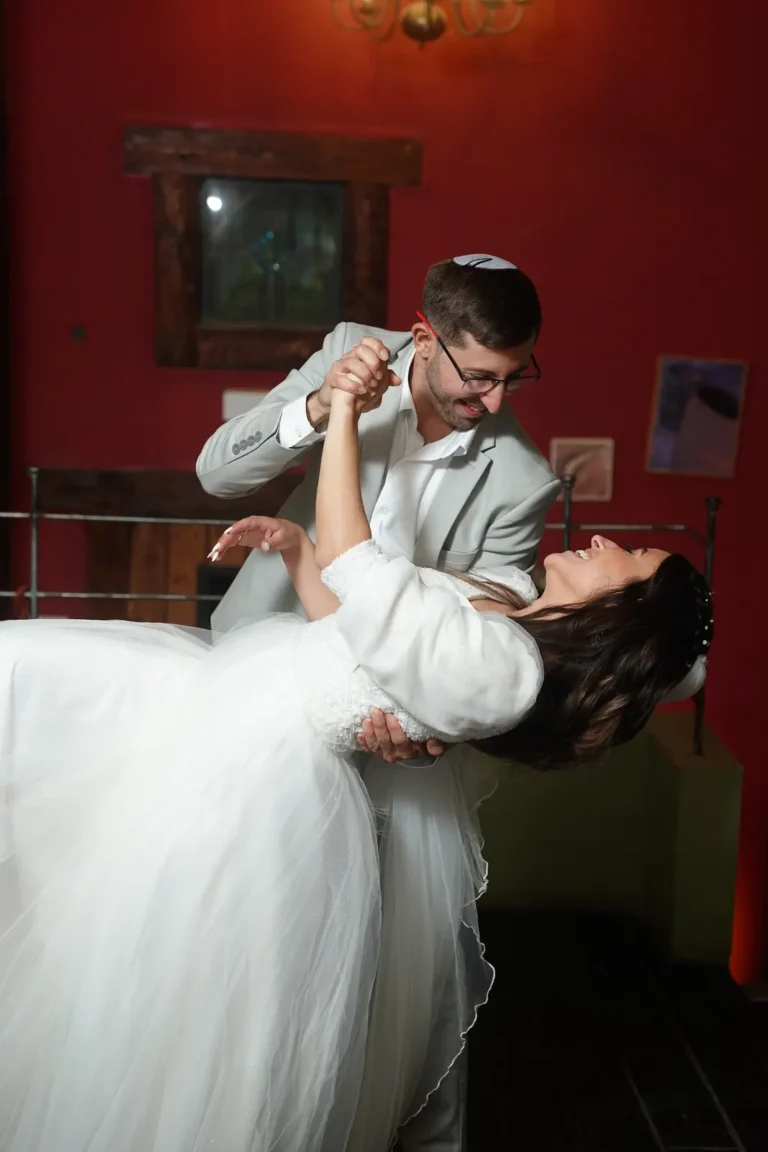 החתן מטה את הכלה בריקוד