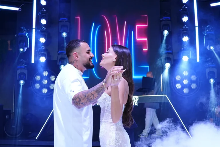 חתן וכלה ברחבה מול שלט LOVE מואר