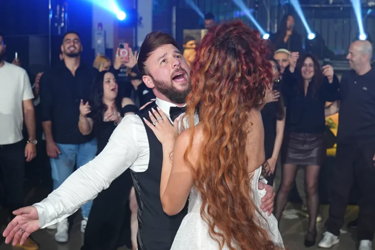 חתן וכלה רוקדים בשמחה ברחבה